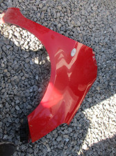 SUZUKI SPLASH 13R BŁTNIK PRAWY PRZÓD ZCFA