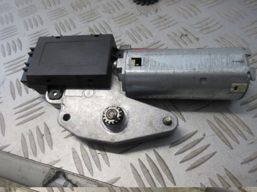 MERCEDES ML W163 SILNICZEK SZYBERDACHU