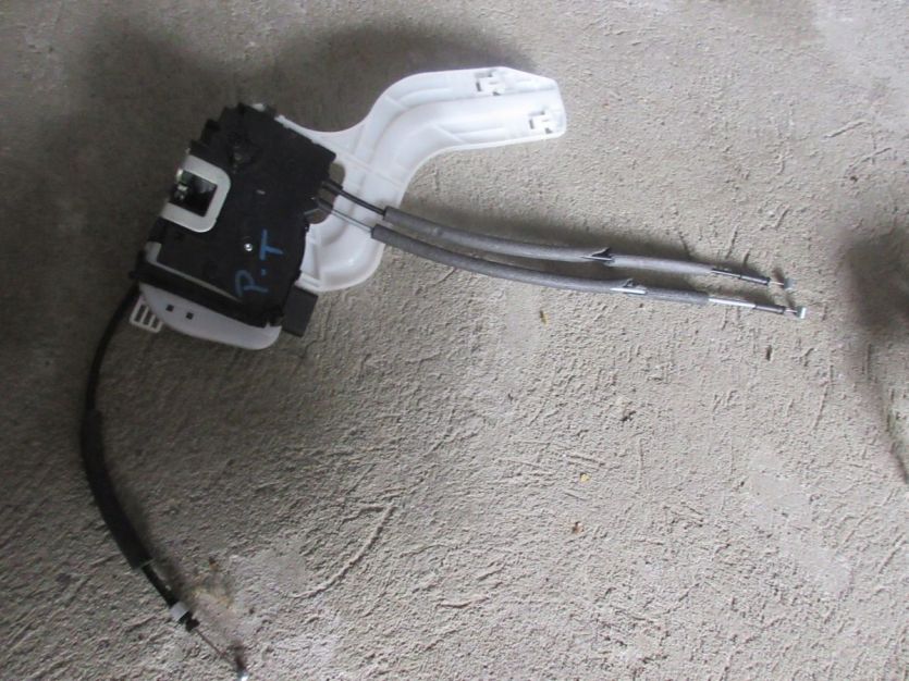 IX35 LIFT ZAMEK DRZWI PRAWY TYŁ 81420-2Y010