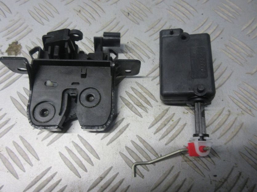 DUSTER I LIFT ZAMEK KLAPY BAGAŻNIKA 905039326R