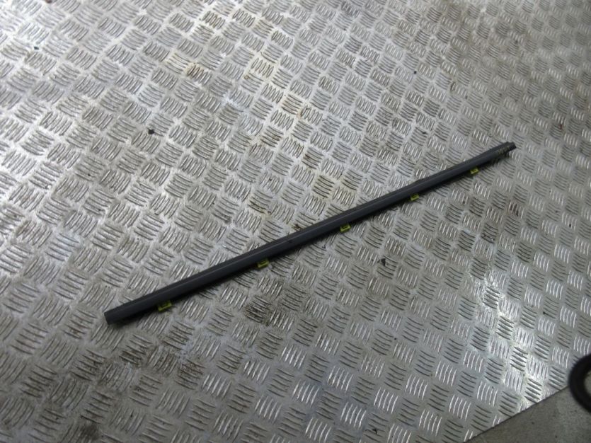 I30 CW KOMBI 07-12 ZGARNIACZ LISTWA SZYBY PRAWY P