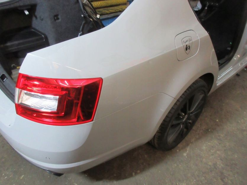 SKODA OCTAVIA 5E RS BŁOTNIK PRAWY TYŁ LF7A