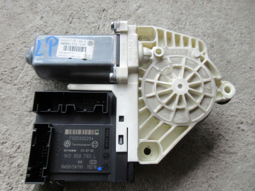 PASSAT B6 SILNICAEK SZYBY LEWY PRZÓD 1K0959701P