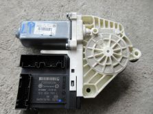 PASSAT B6 SILNICAEK SZYBY LEWY PRZÓD 1K0959701P