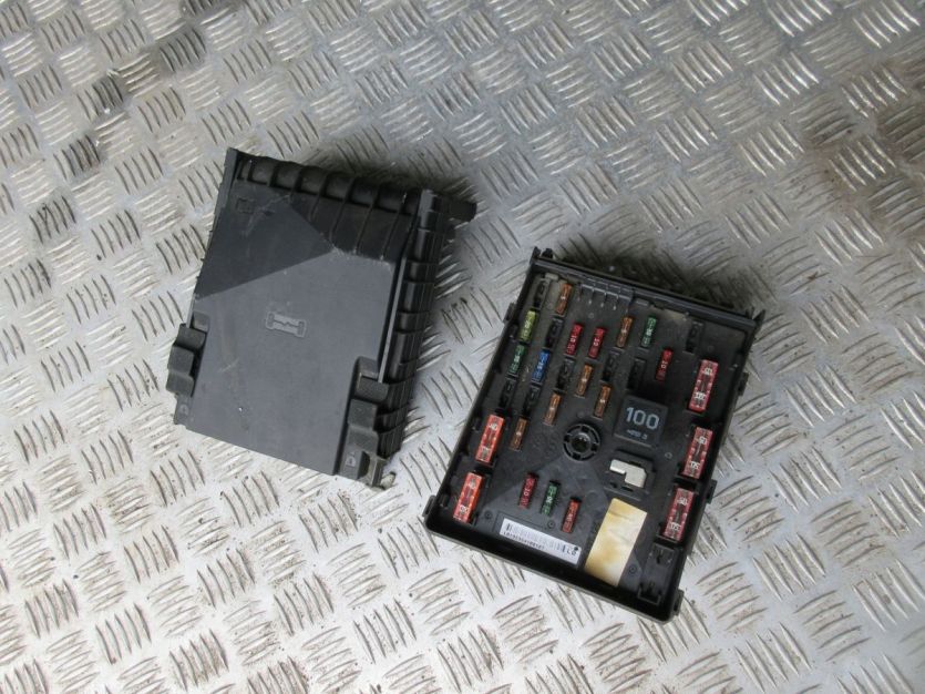 PASSAT B6 2.0 TDI SKRZYNKA BEZPIECZNIKÓW