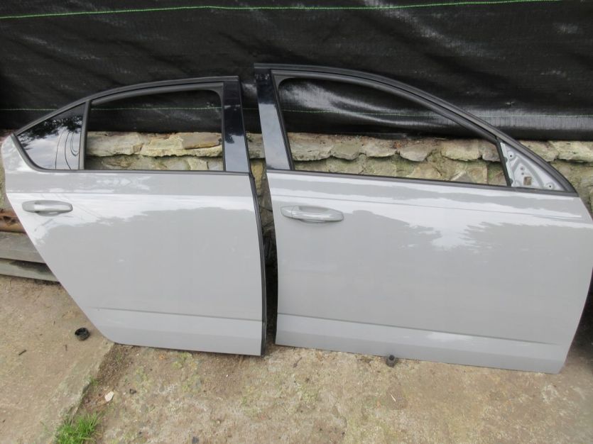 OCTAVIA 5E SEDAN liftback DRZWI PRAWY PRZÓD LF7A