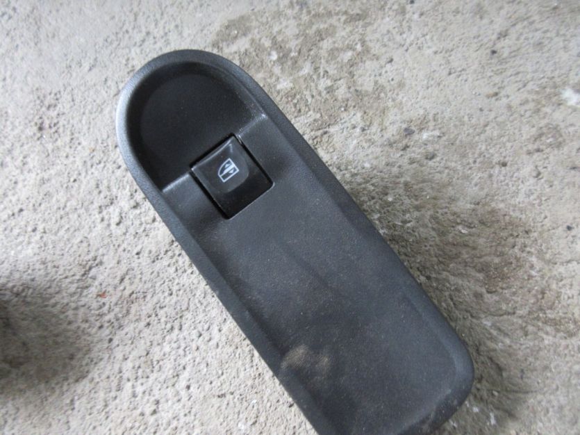 DACIA DUSTER I LIFT PRZEŁĄCZNIK SZYB PRAWY PRZÓD