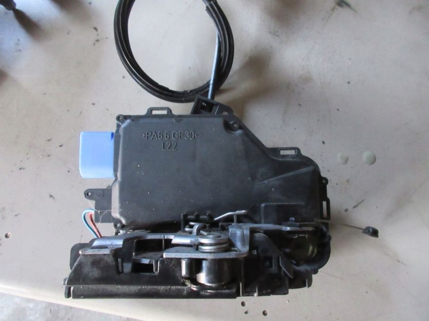 ZAMEK LEWY PRZÓD DRZWI VOLKSWAGEN 3D1837015