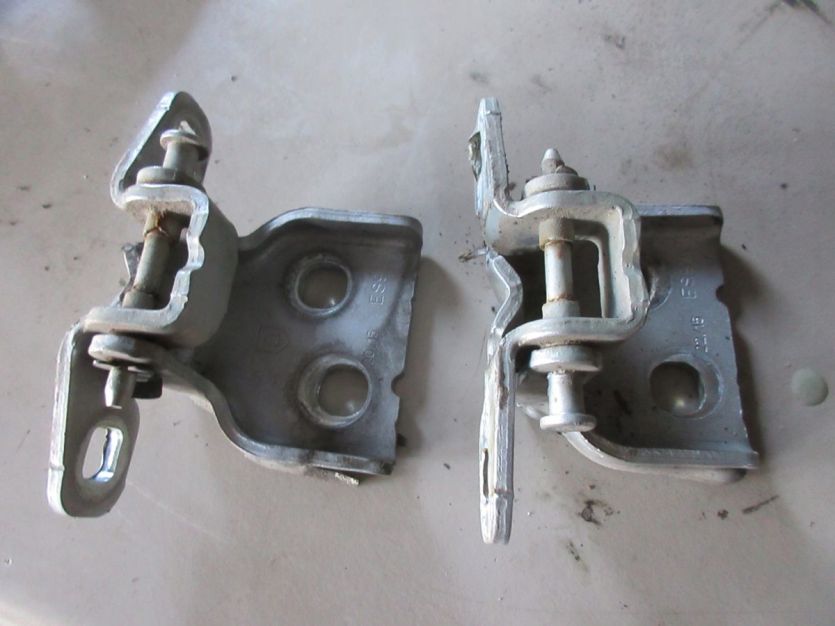 DACIA DUSTER I LIFT ZAWIASY DRZWI LEWY PRZÓD