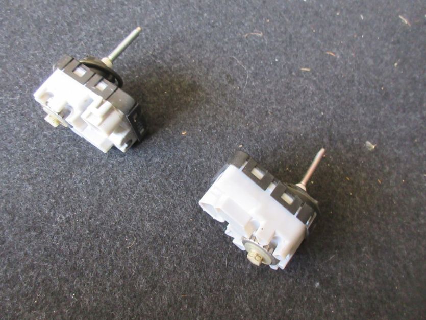 VITARA III 2018 R. SILNICZEK REGULACJI LAMPY