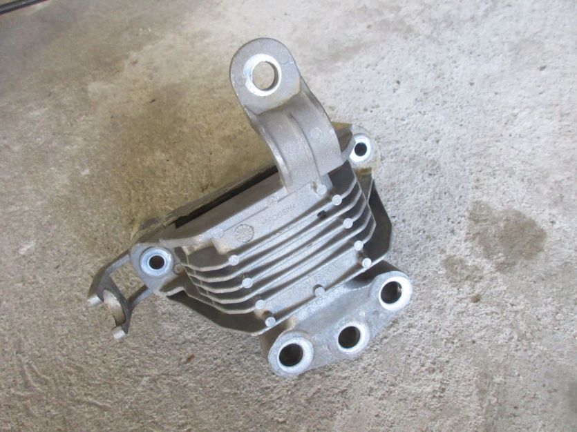 ASTRA J LIFT 1.4 T PODUSZKA SILNIKA 13347453