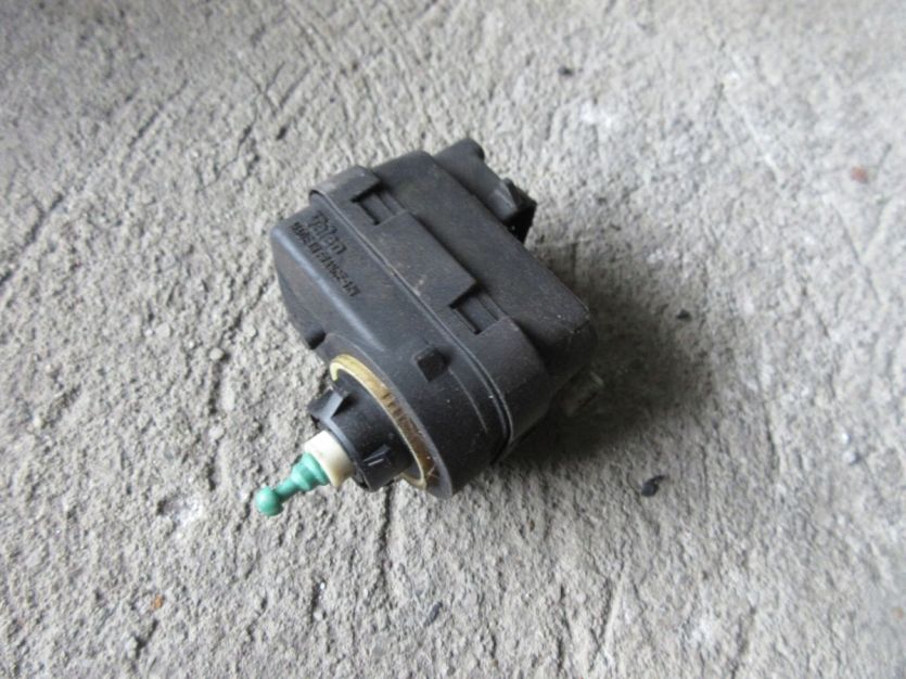 VIVARO TRAFIC II SILNICZEK REGULACJI LAMPY