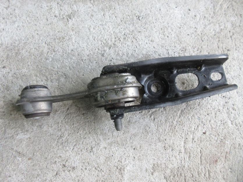 DACIA DUSTER II DUSTER 2 21 R . PODUSZKA ŁAPA SKRZYNI