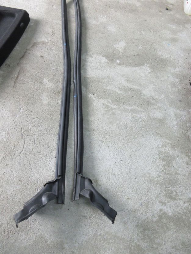 DACIA DUSTER II 21 R. USZCZELKA SŁUPKA LEWEGO