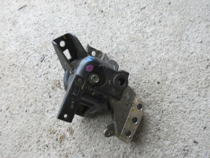 SUZUKI VITARA III VITARA 3 1.4 T HYBRID PODUSZKA SILNIKA