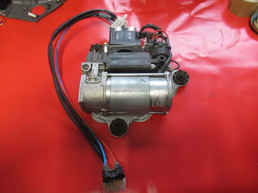 BMW 7 E65 BMW 4.4 245 KW 2004 KOMPRESOR 443020011 1 4430200111