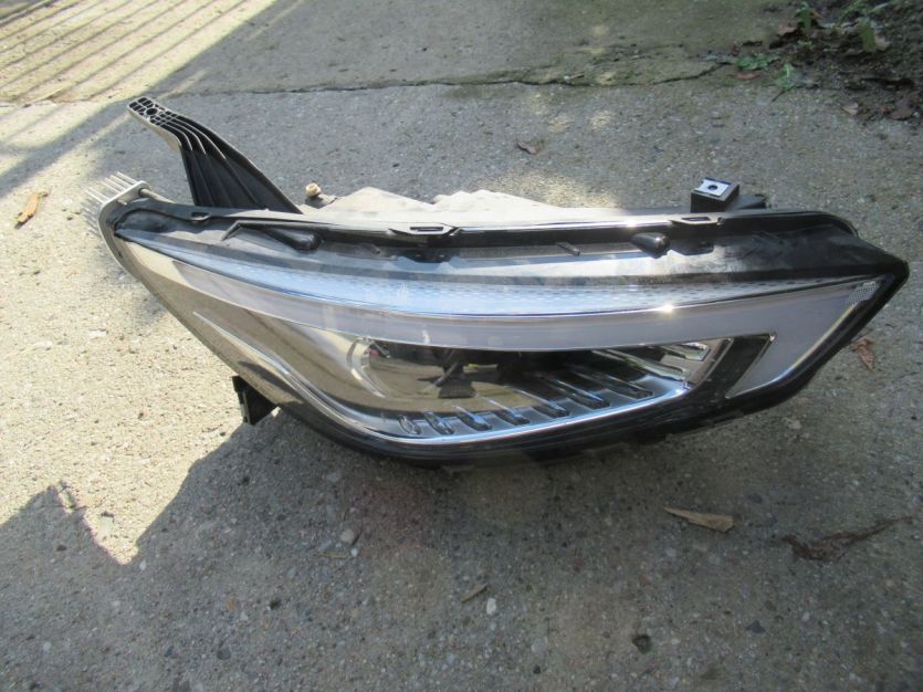 MG MG ZS LIFT 2022 R. LAMPA PRAWA PRAWY PRZÓD 10550754