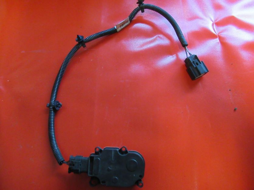 VOLVO V40 II lift MODUL 2.0 T SILNICZEK ŻALUZJI 6466R420