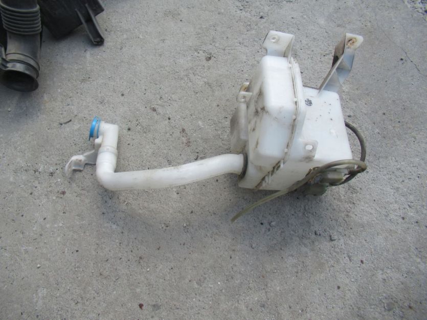 SUZUKI SWIFT MK6 1.3 ZBIORNICZEK SPRYSKIWACZY