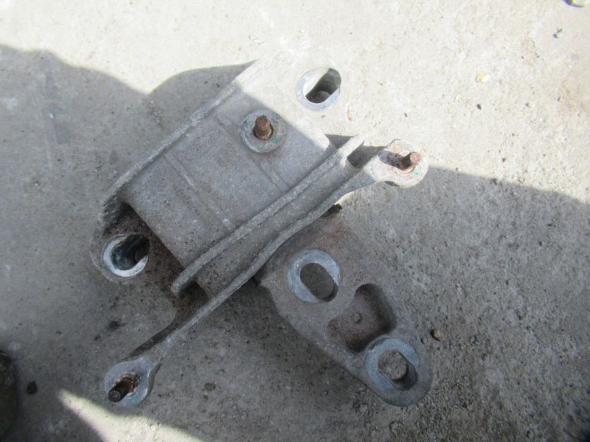 TRANSIT COURIER MK2 1.5 TDCI PODUSZKA SILNIKA