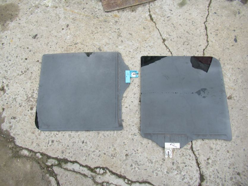 JEEP WRANGLER JL SAHARA 4D 2018 R. SZYBA LEWY TYŁ