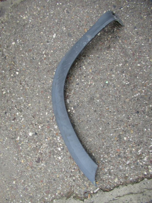 DACIA DUSTER I LISTWA BŁOTNIKA LEWY PRZÓD 960178918R