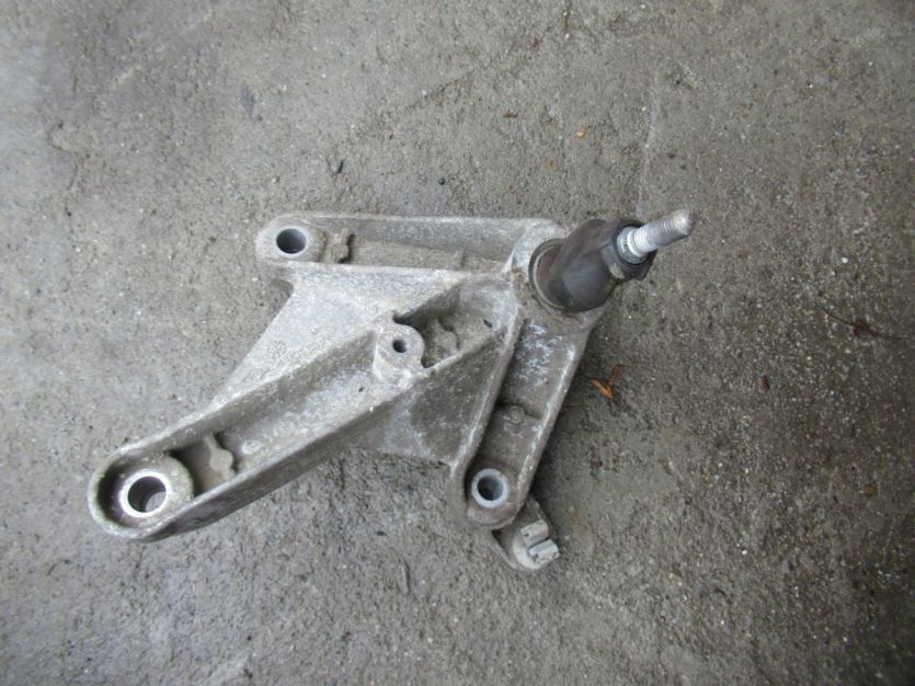 DACIA DUSTER I 2011 R. ŁAPA SKRZYNI