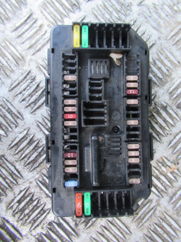 BMW 4 F36 430i 16 r. SKRZYNKA BEZPIECZNIKÓW 9389068