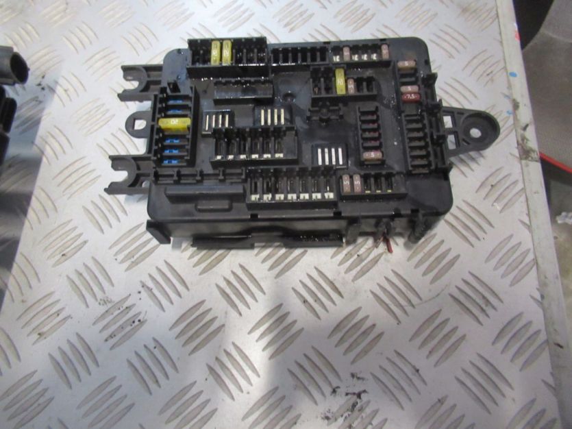 BMW 4 F36 430i 16 r. SKRZYNKA BEZPIECZNIKÓW 9389070 01