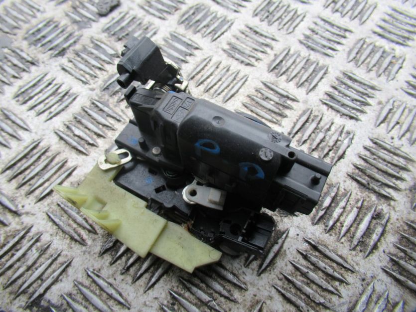 DACIA DUSTER I LIFT ZAMEK PRAWY PRZÓD