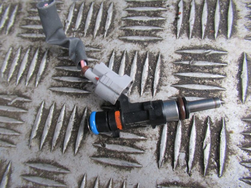 SANDERO II STEPWAY LIFT 18 R. 0.9 900 TCE WTRYSKIWACZ PALIWA 166004787R