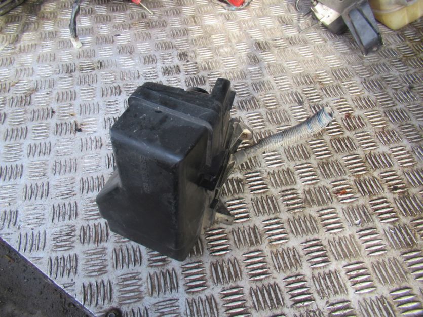 toyota rav4 II II 2.0 D SKRZYNKA BEZPIECZNIKÓW 2002 R.