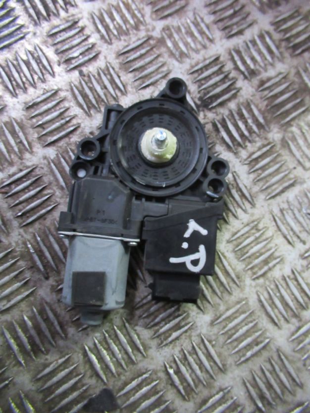 KIA CEED II HB 2014 R. SILNICZEK SZYBY LEWY PRZÓD 82450-A2010