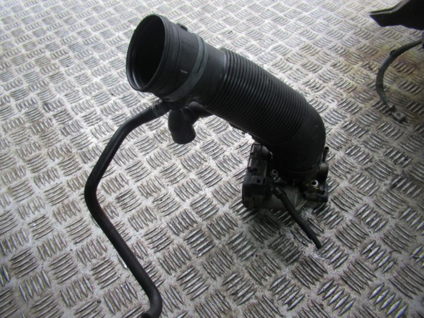 VOLKSWAGEN BORA SILNIK 2.0 AZJ PRZEPUSTNICA 061133062D