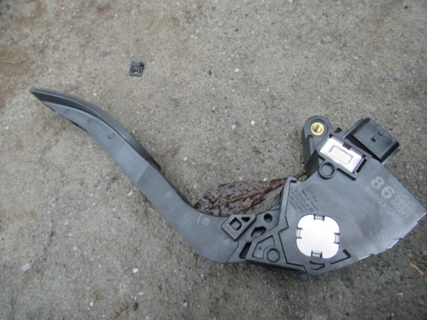 NISSAN JUKE I LIFT 2015 R. 1.2 PEDAŁ GAZU 180023RA0B