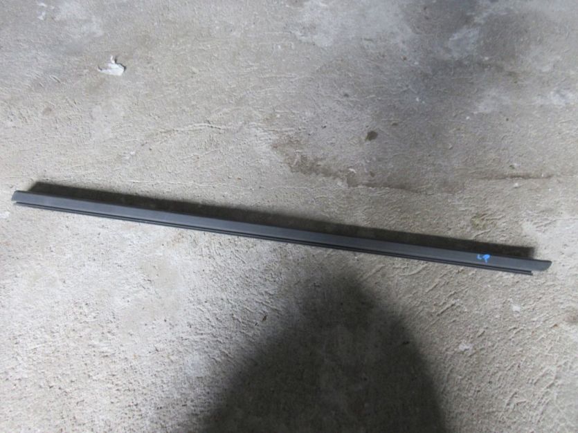 DACIA DUSTER II DUSTER 2 21 R . ZGARNIACZ SZYBY LEWY PRZÓD LISTWA