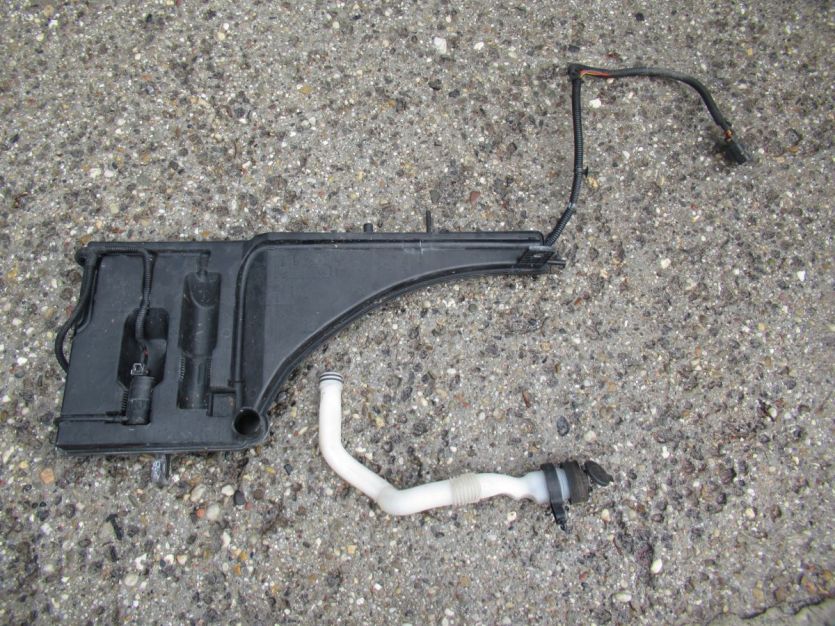 MASERATI GHIBLI M157 3.0 D ZBIORNICZEK PLYNU SPRYSKIWACZY