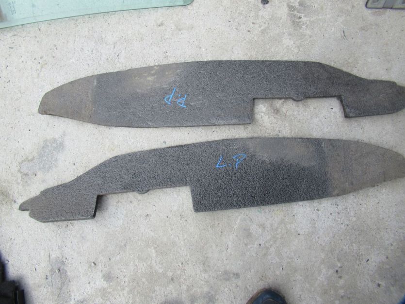 DACIA DOKKER DYWAN OSŁONA PIANKA POD BŁOTNIK PRAWA