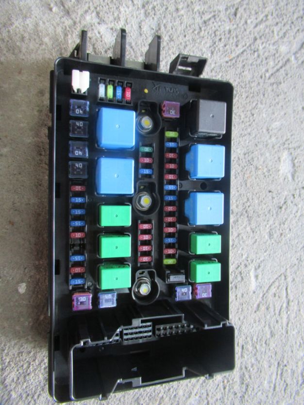 hyundai EQUUS GENESIS 2015 5.0 GDI SKRZYNKA BEZPIECZNIKÓW