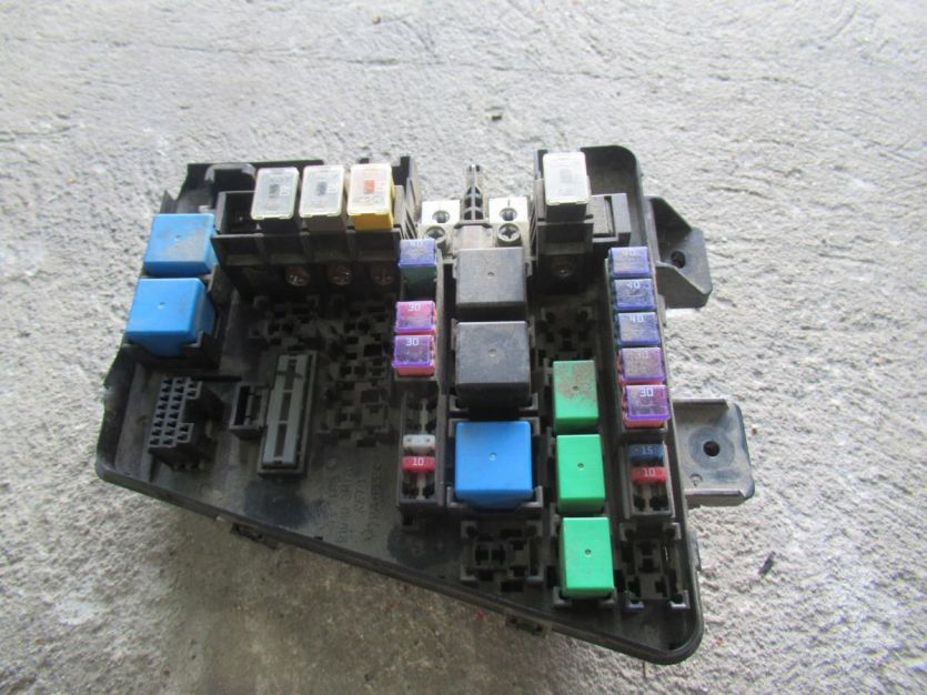 hyundai EQUUS GENESIS 2015 5.0 GDI SKRZYNKA BEZPIECZNIKÓW