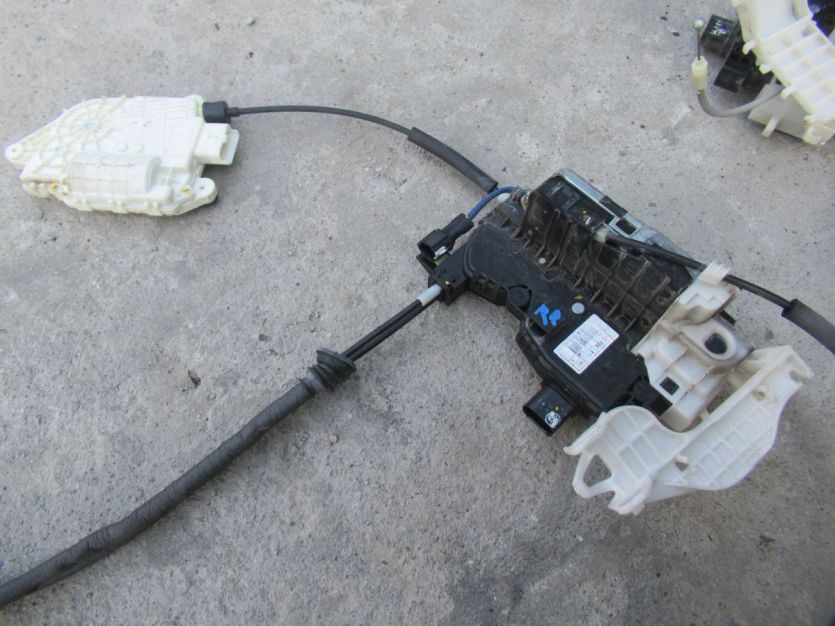 hyundai EQUUS GENESIS 2015 R. ZAMEK DRZWI PRAWY PRZÓD