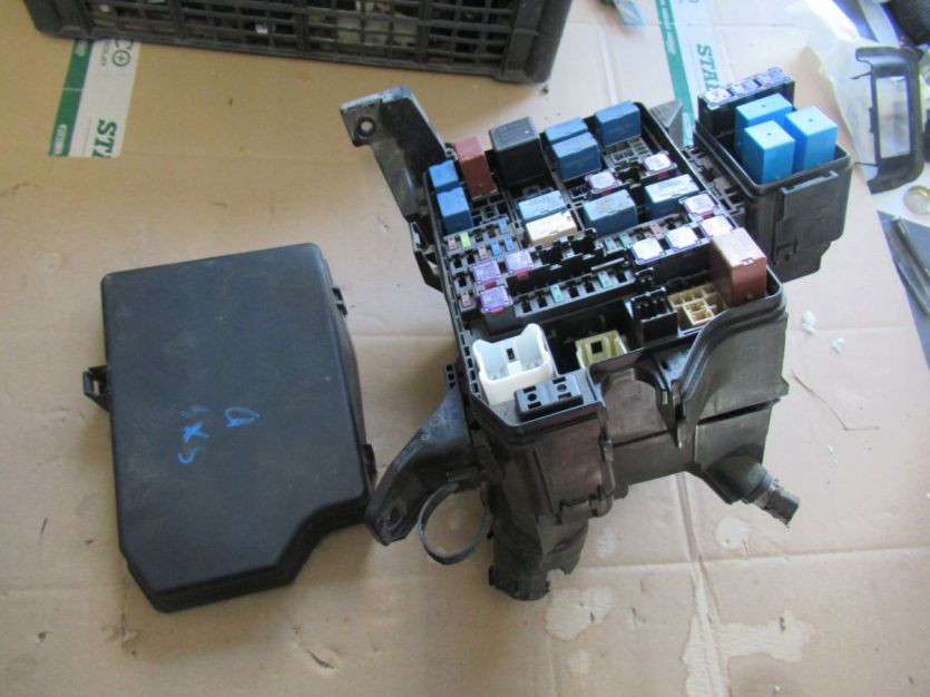 SUZUKI SX4 S-CROSS 1.6 DDIS 4X4 SKRZYNKA BEZPIECZNIKÓW