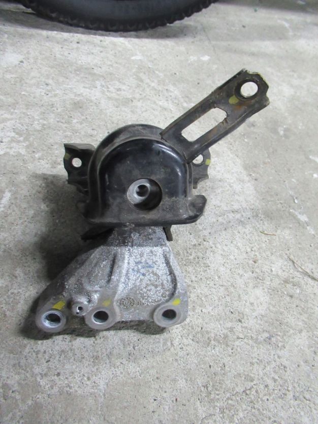 SUZUKI VITARA III SX4 S-CROSS 1.4 T PODUSZKA SILNIKA ŁAPA