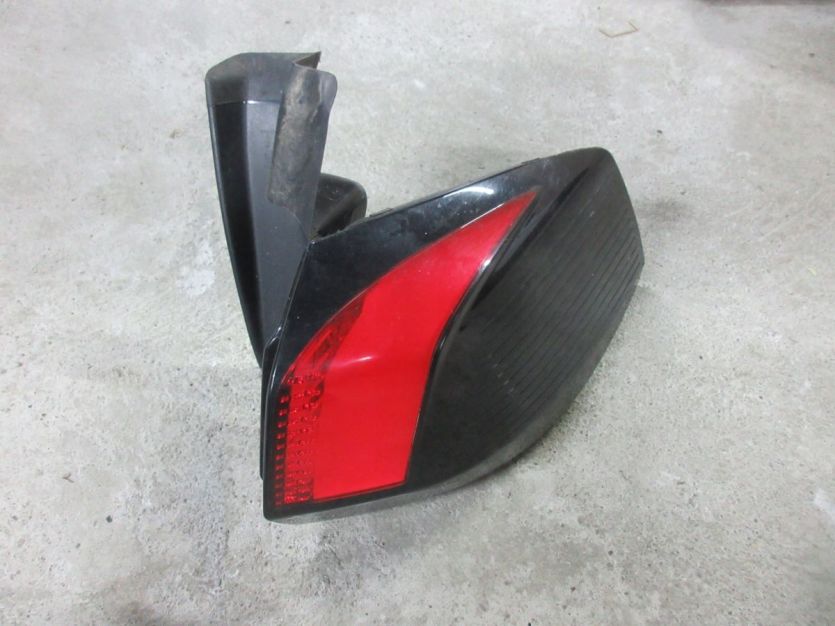 PEUGEOT 5008 II 2018 R. 1.6 THP LAMPA PRAWY TYŁ 9811028180