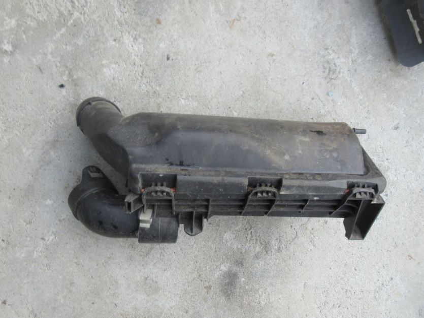 PEUGEOT 5008 II 2018 R. 1.6 THP OBUDOWA FILTRA