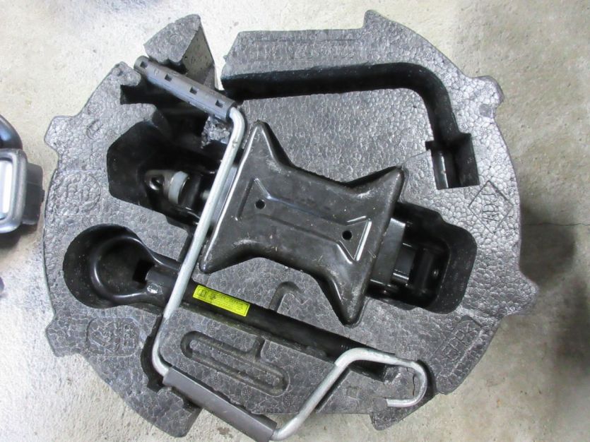 RENAULT THALIA II 2011 R. LEWAREK ZESTAW ZAPASU