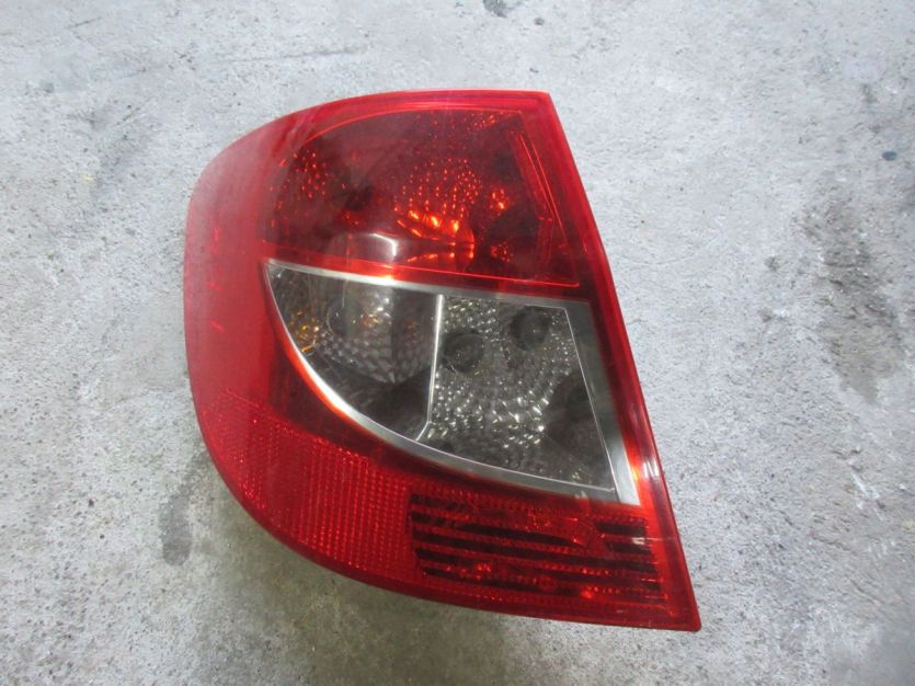 RENAULT THALIA II 2011 R. LAMPA LEWY TYŁ 8200700046