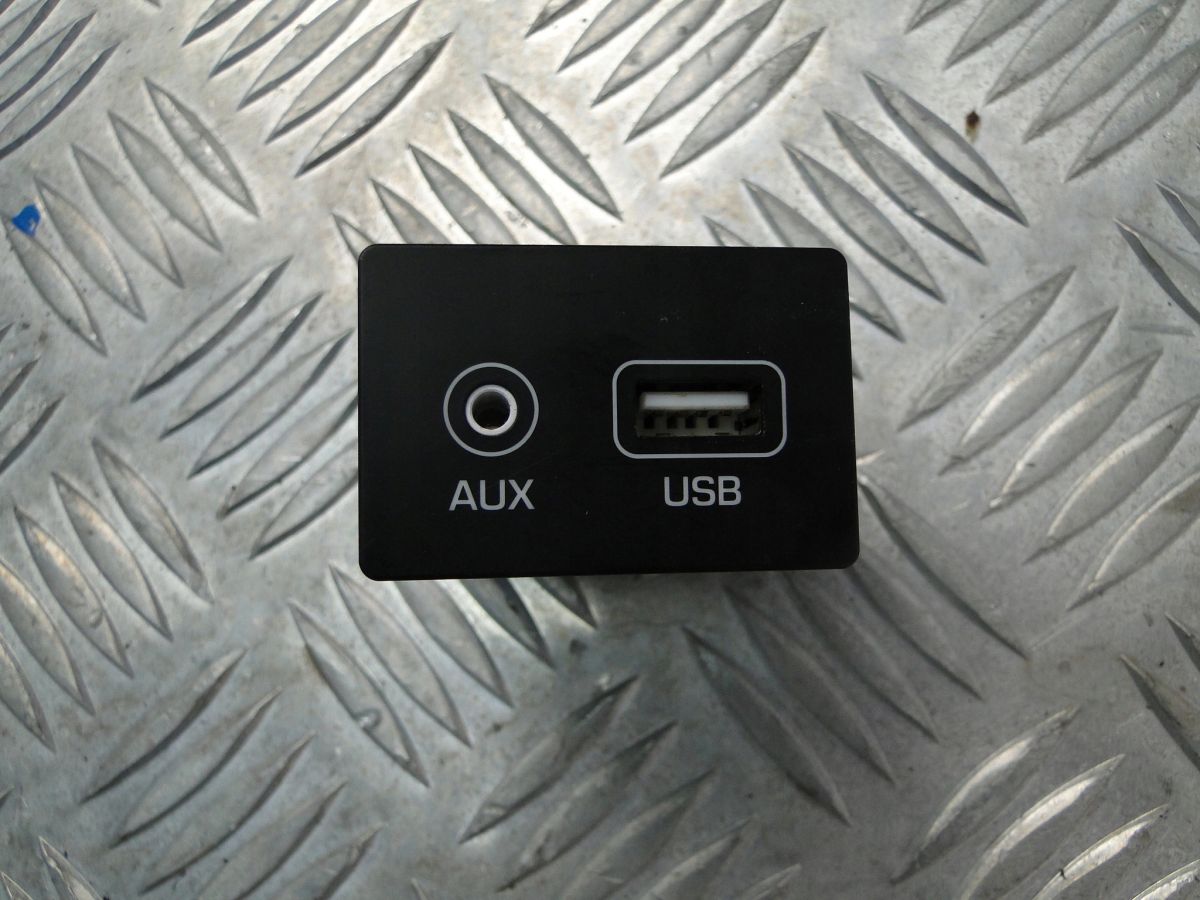 GNIAZDO AUX PORT USB HYUNDAI TUCSON III