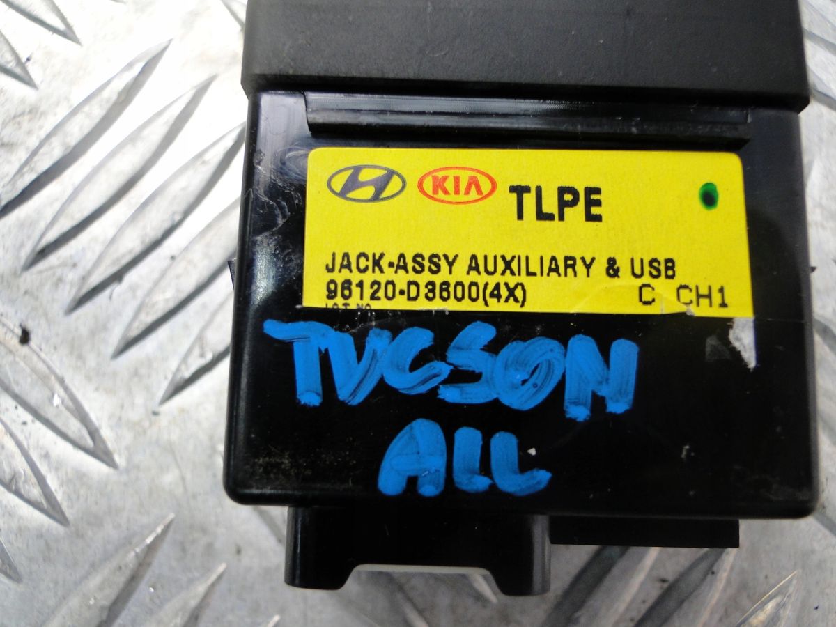 GNIAZDO AUX PORT USB HYUNDAI TUCSON III