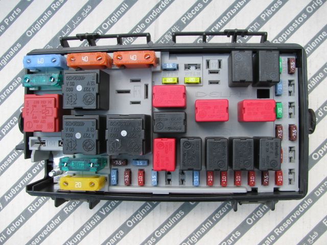SKRZYNKA BEZPIECZNIKÓW FIAT GRANDE PUNTO 05- 51744836 BZ